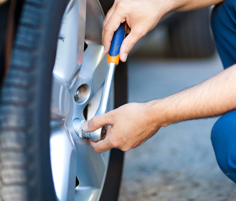 Temporary Tire Patch Service Livonia MI | Tow Broz Company - tire-change